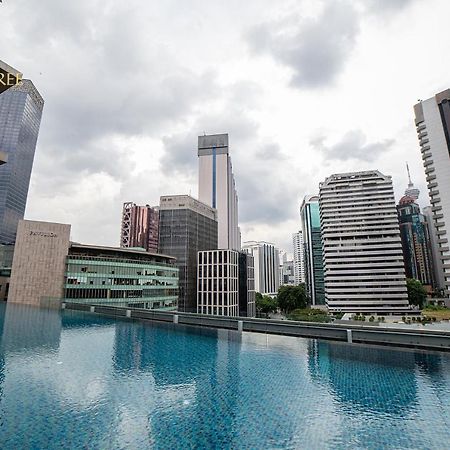 كوالالمبور Ph Suites At Pavilion Bukit Bintang المظهر الخارجي الصورة The swimming pool at the 33rd floor of the hotel